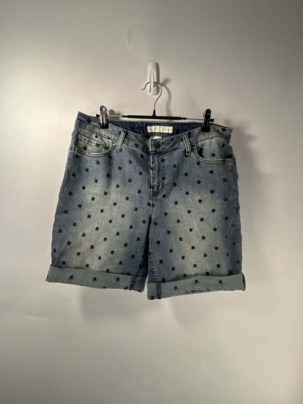 Est. 1946 Denim Women's Embroidered X Pattern Cuffed Jean Shorts Size 12 - Picture 1 of 8
